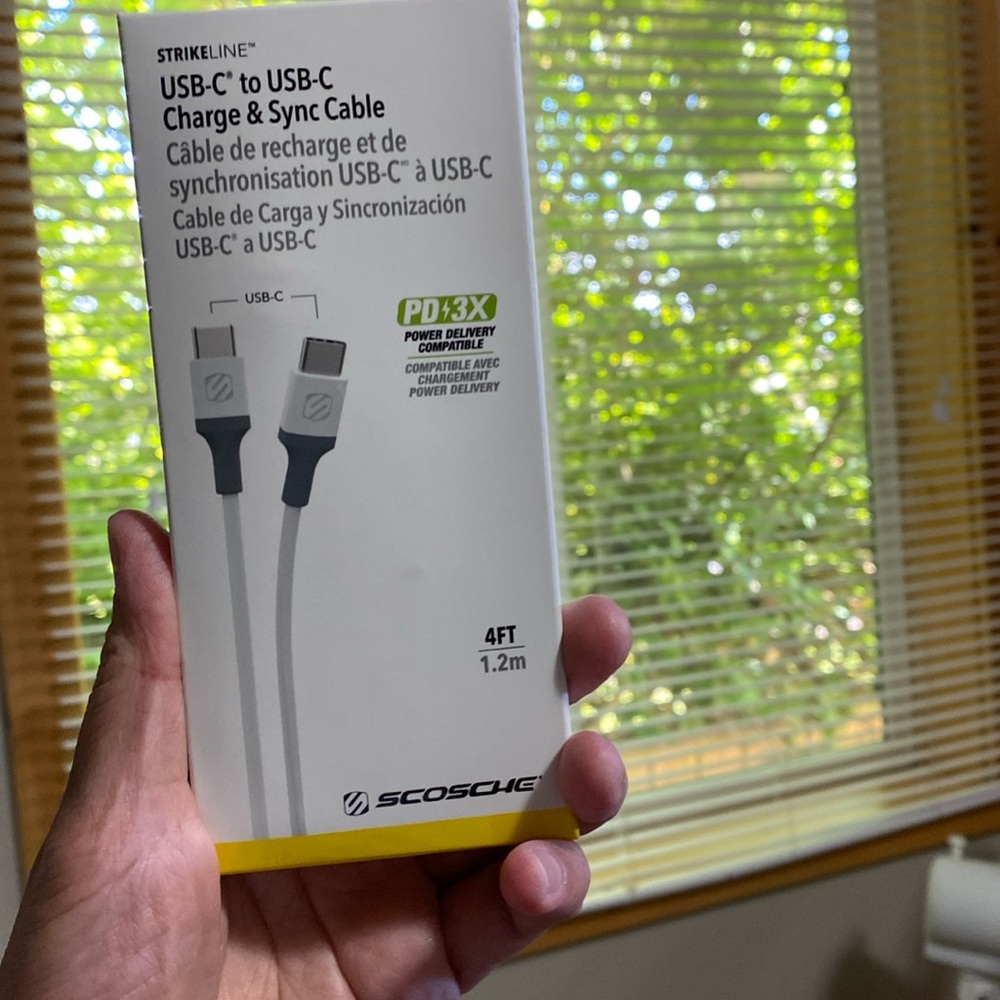 Usb c to usb c charge and sync cable